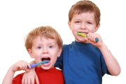 2 Kinder putzen z&auml;hne
